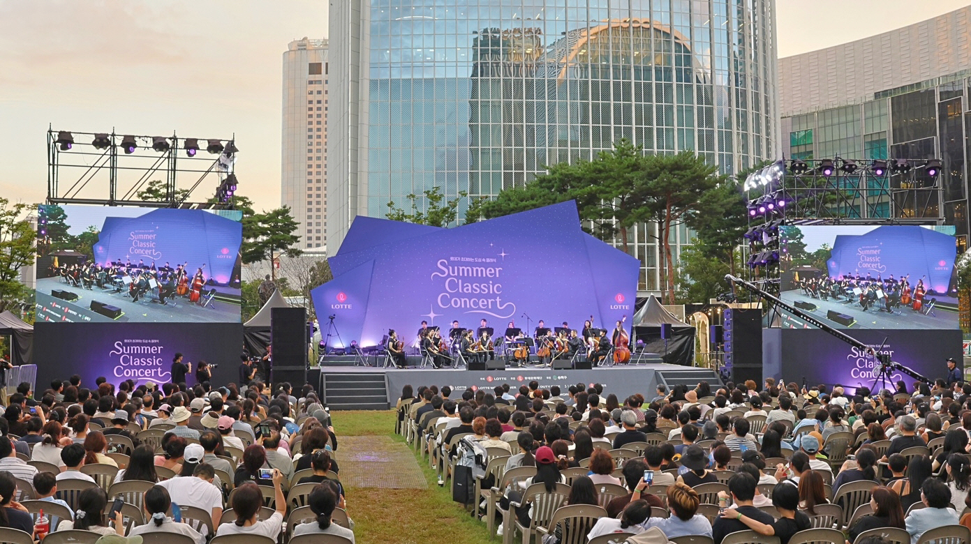 [사진 1] 롯데는 23일 롯데월드타워 월드파크에서 _2026 롯데 서머 클래식 콘서트’를 개최했다. 무료로 진행된 이 날 공연에는 늦~