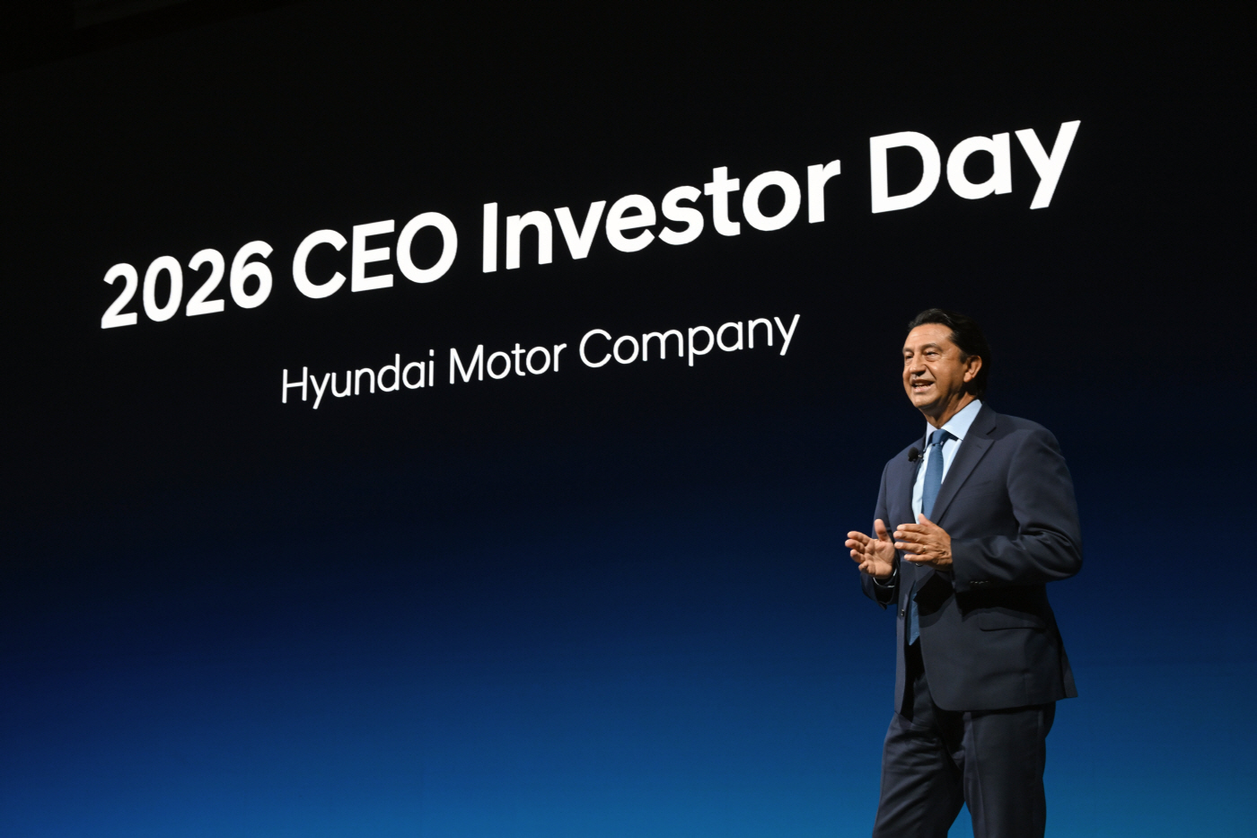 (사진 1) 호세 무뇨스 현대차 대표이사(CEO·사장)가 ‘2026 CEO 인베스터 데이’에서 중장기 사업 전략을 설명하고 있다