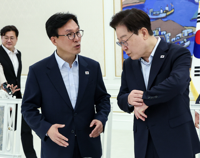 대화하는 이재명 대통령과 김민석 대표