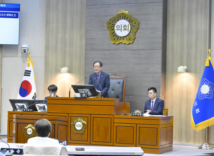 1. 사진-임시회폐회(오수환의장)