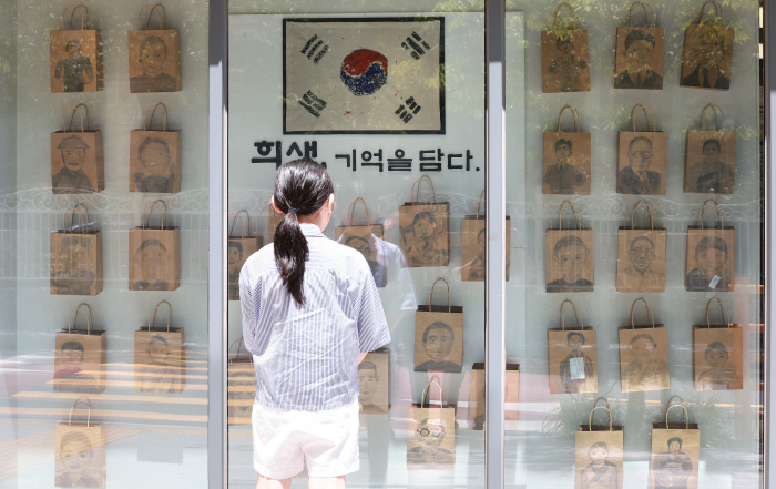 광복절 앞두고 쇼윈도에 피어난 독립의 얼굴