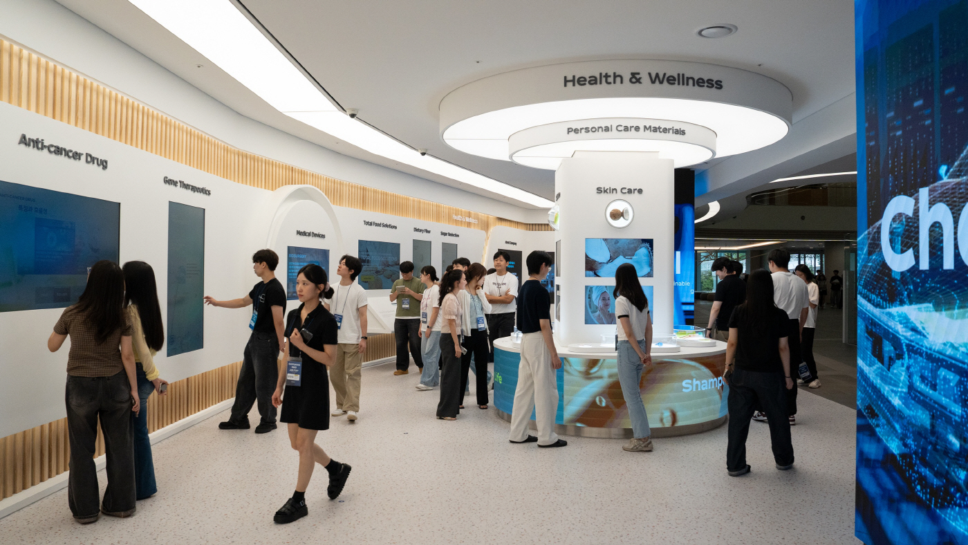 사진. ‘2026 삼양 R&D Job Fair’에서 참가생들이 삼양 이노베이션 허브를 둘러보고 있다.