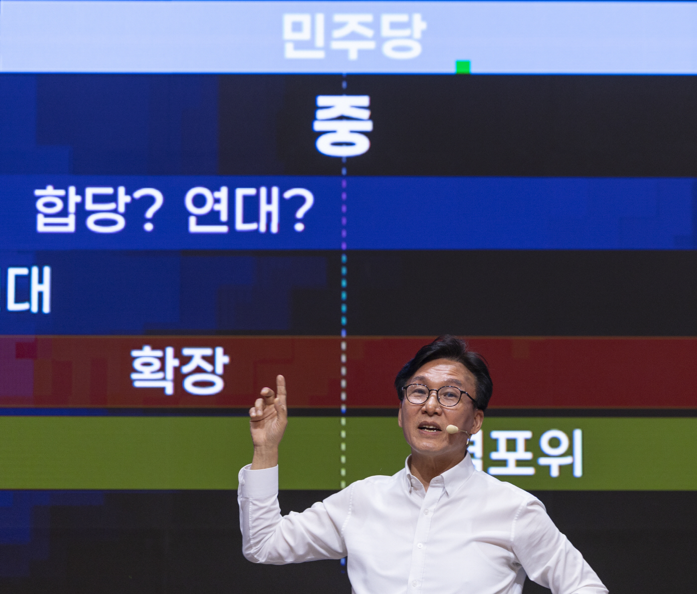 민주당의 현실과 미래에 대해 연설하는 김민석 대표<YONHAP NO-4882>