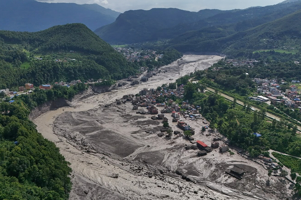 Nepal Flash floods <YONHAP NO-0137> (AP Photo/Niranjan Shrestha)