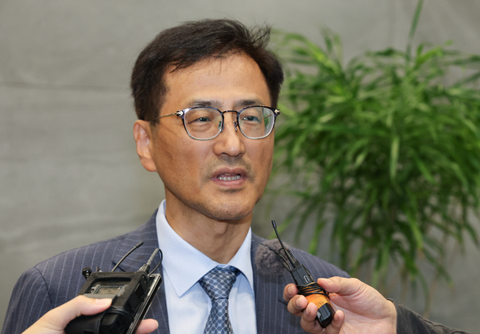 출근하는 이태한 선거관리위원회 특별검사
