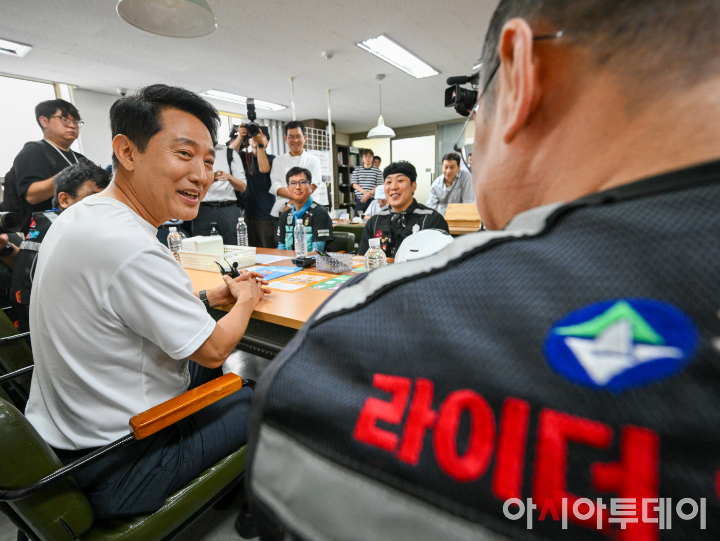 [포토] 폭염 속 이동노동자쉼터 찾아 격려하는 오세훈 시장