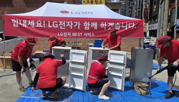 [사진1] LG전자 서비스 매니저들이 경상남도 거제시 고현동에 마련된 특별 수해 서비스 거점에서 침수 피해를 입은 제품을 점검 및 수리하는 모습