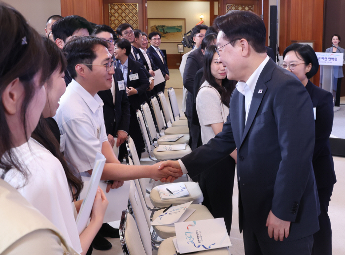 청년예산 설명회 마친 이재명 대통령