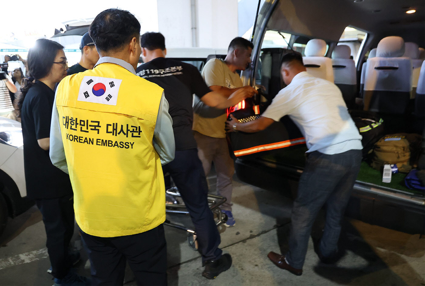 카트만두 도착한 신속대응팀<YONHAP NO-0678>