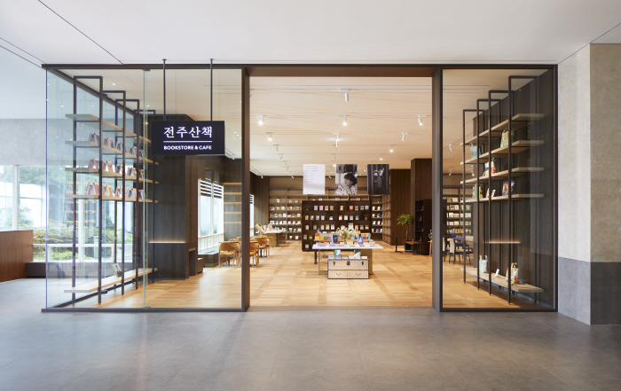 사진2_라한호텔 전주 라이프스타일 북스토어&카페 ‘전주산책’ 전경