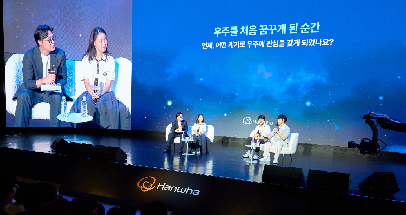 사진4_지난_29일,_서울_큐브컨벤션센터에서_개최된_‘한화_우주_컨퍼런스Space,_with_us’에서_오승훈_아나운서