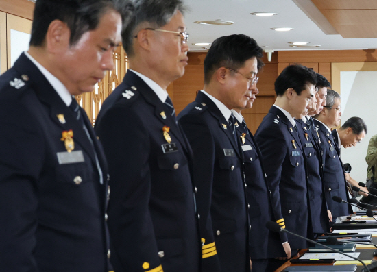 고개숙인 경찰<YONHAP NO-4711>