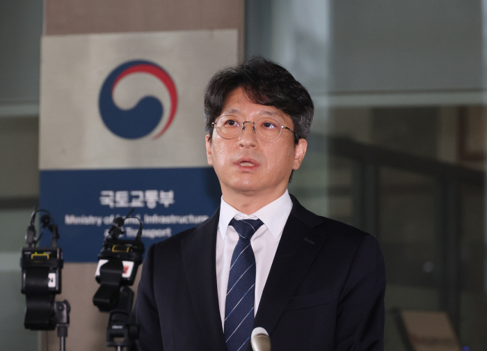 취재진 질문에 답하는 홍지선 국토부 장관 후보자