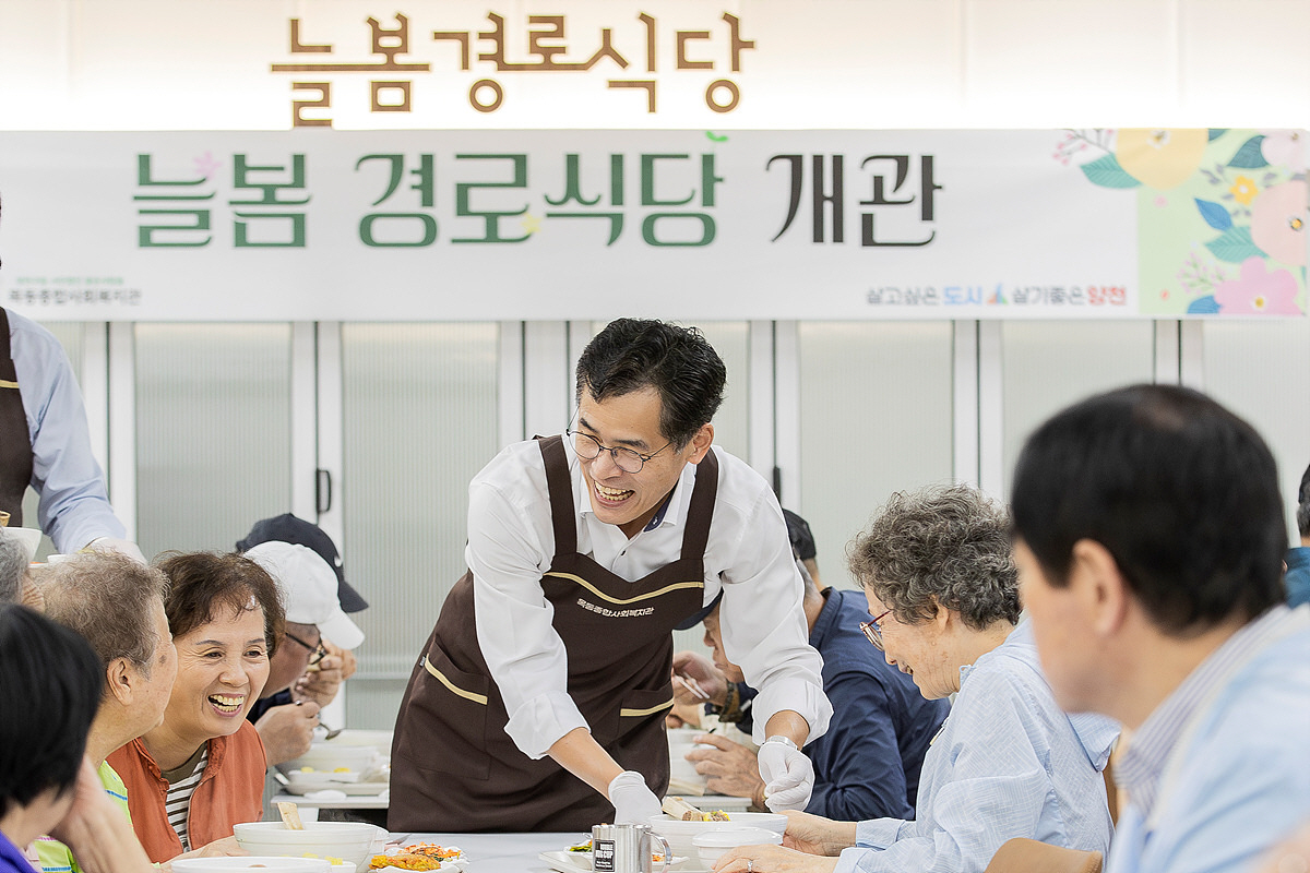 사진2) 양천구, 경로식당 개관식에서 어르신들과 소통하고 있는 이기재 양천구청장