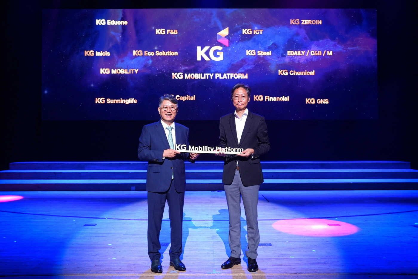 20260829_KG그룹_창립41주년_KG모빌리티플랫폼_금장 명패 전달