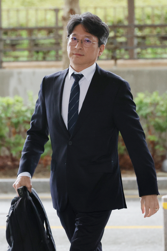 출근하는 홍지선 국토부 장관 후보자