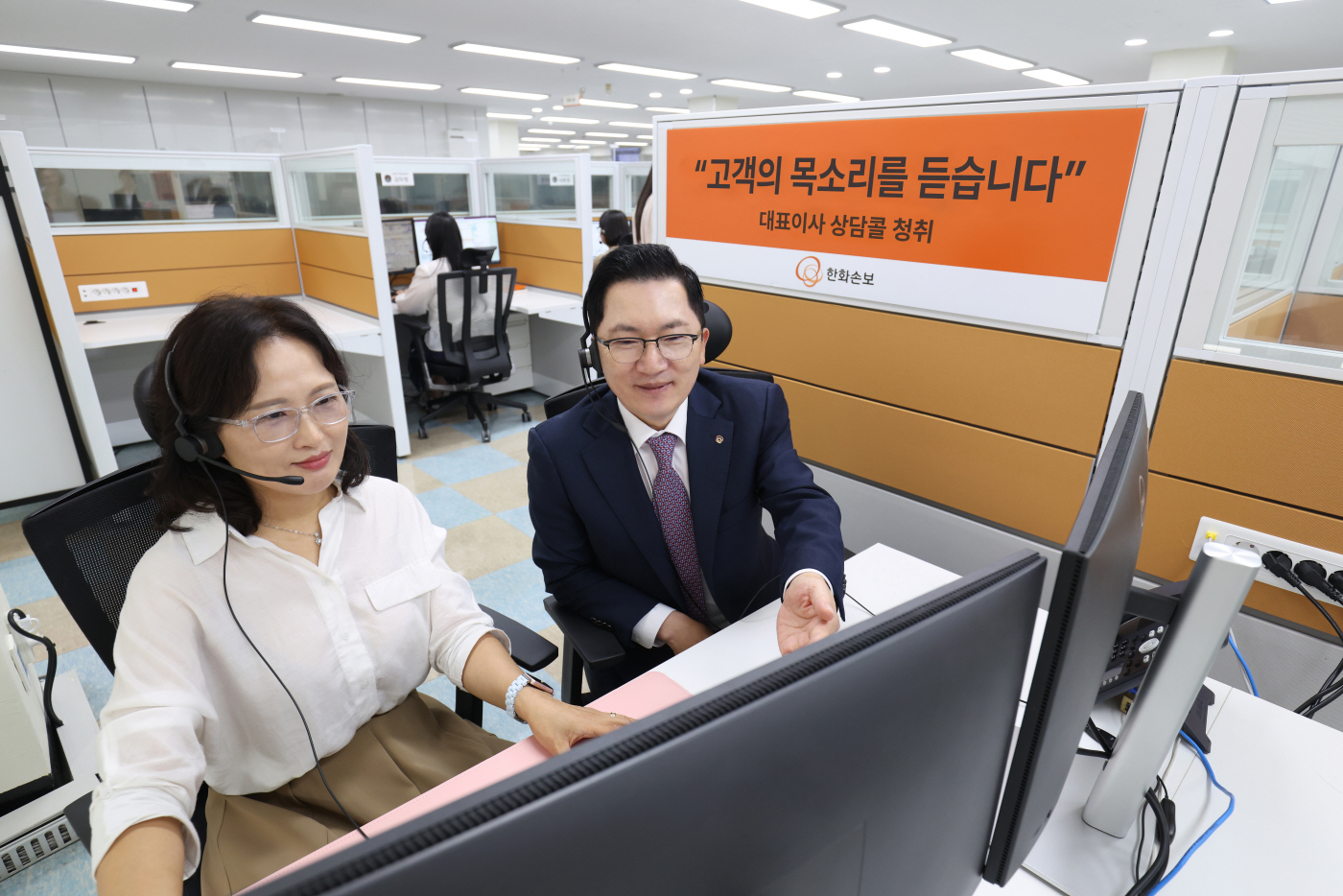 [사진자료①] 나채범 한화손보 대표, 콜센터 고객 상담 체험하며 ‘소비자보호’ 실천 의지