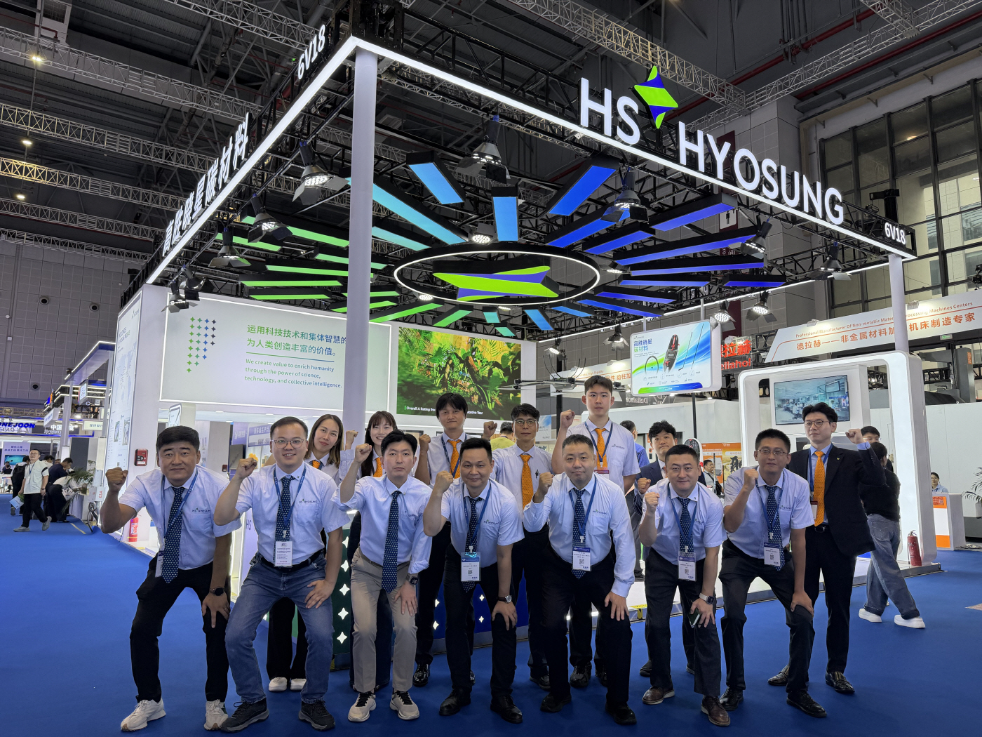 첨부사진 2_ ‘CCE 2026’에 참여한 HS효성첨단소재 임직원들이 기념 사진을 찍고 있다