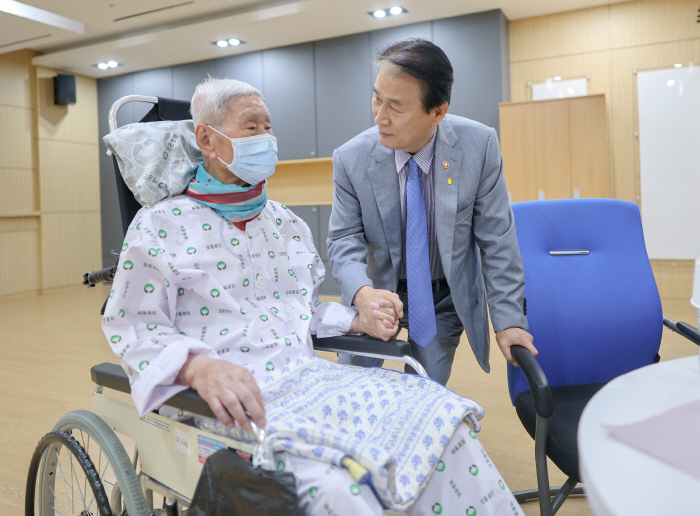 권오을 국가보훈부 장관, 재일학도의용군 생존자...<YONHAP NO-4833>