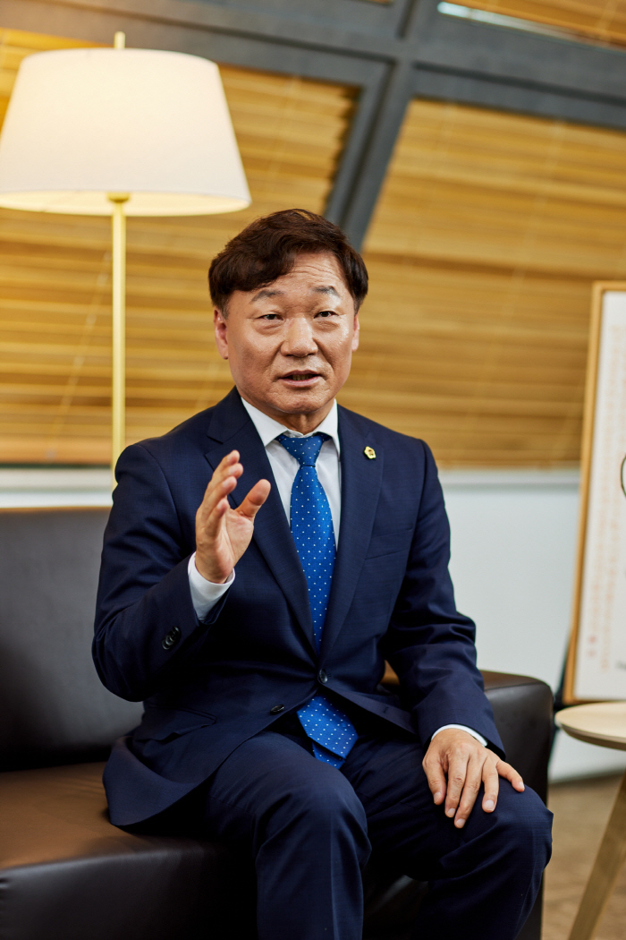 260902_남종섭_의장_경기도의회_개원_70주년__지방의회법_제정_원년으로_입장문_발표