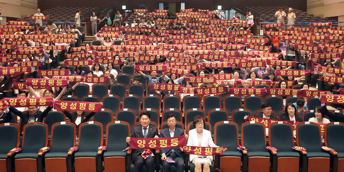 신상진 성남시장이 2일 2026년 양성평등주간 기념식 참석자들과 기념사진을 찍고 있다