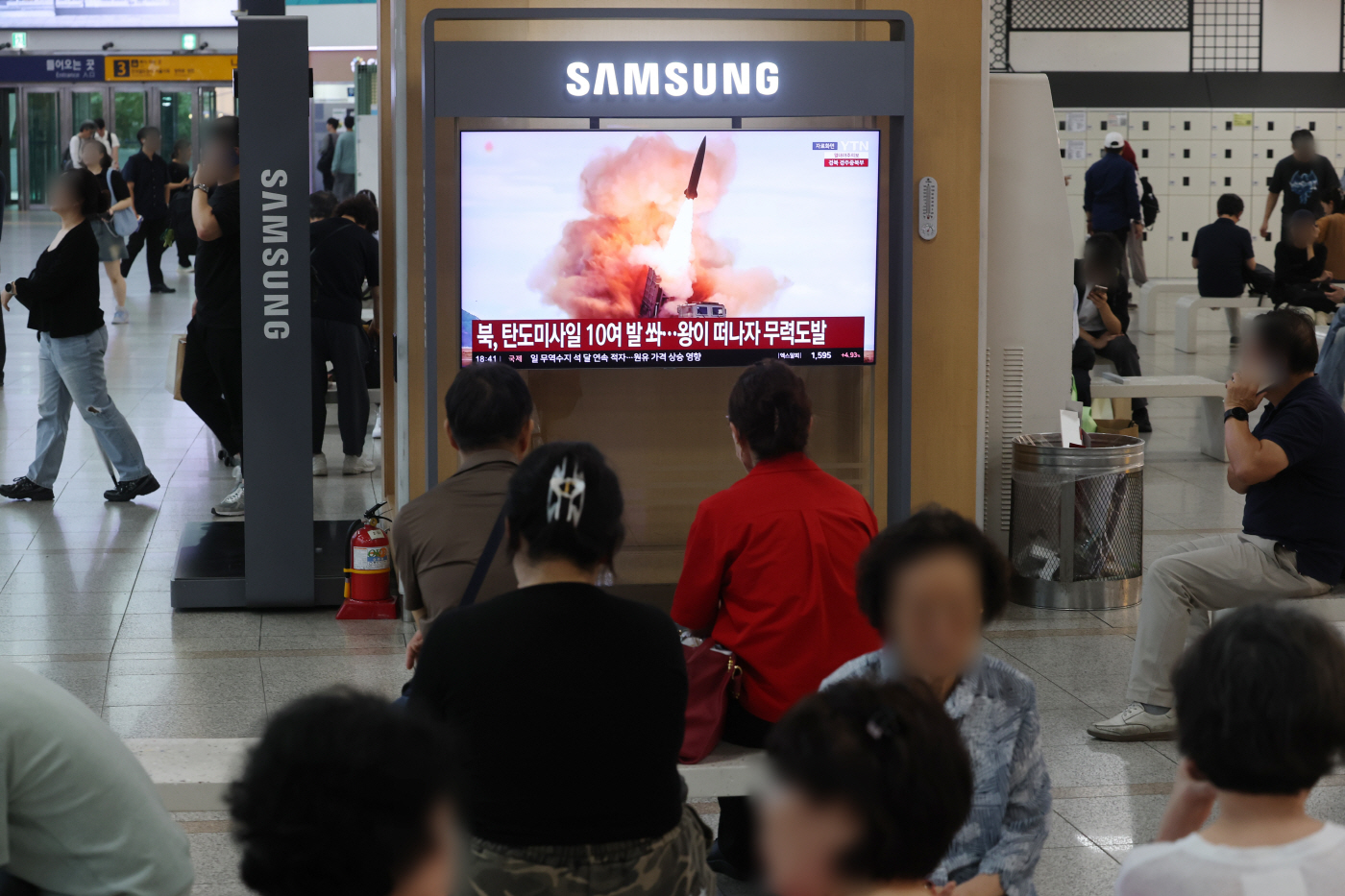 북한, 탄도미사일 도발…10여발 무더기 발사<YONHAP NO-4767>