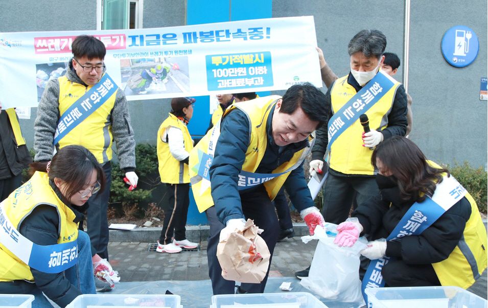 사진 1. 지난 3월 16일 난향동주민센터에서 파봉 캠페인을 선보이는 박준희관악구청장
