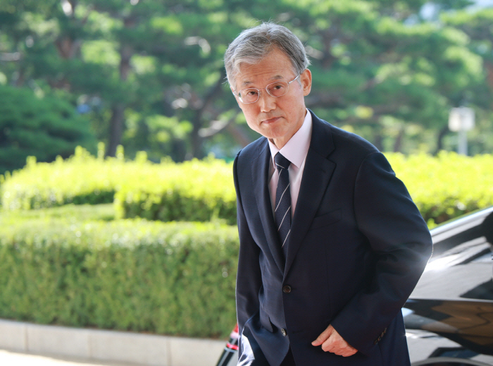 출근하는 조희대 대법원장
