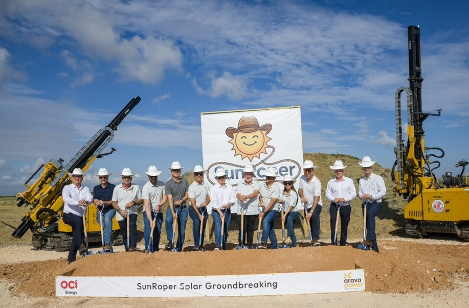 [사진] 선로퍼 프로젝트 기공식에서 OCI홀딩스 이우현 회장(왼쪽에서 일곱번째), OCI Energy 사바 바야틀리 사장(오른쪽에서 세번째) 등 내빈들이 첫삽을 뜨고 있다