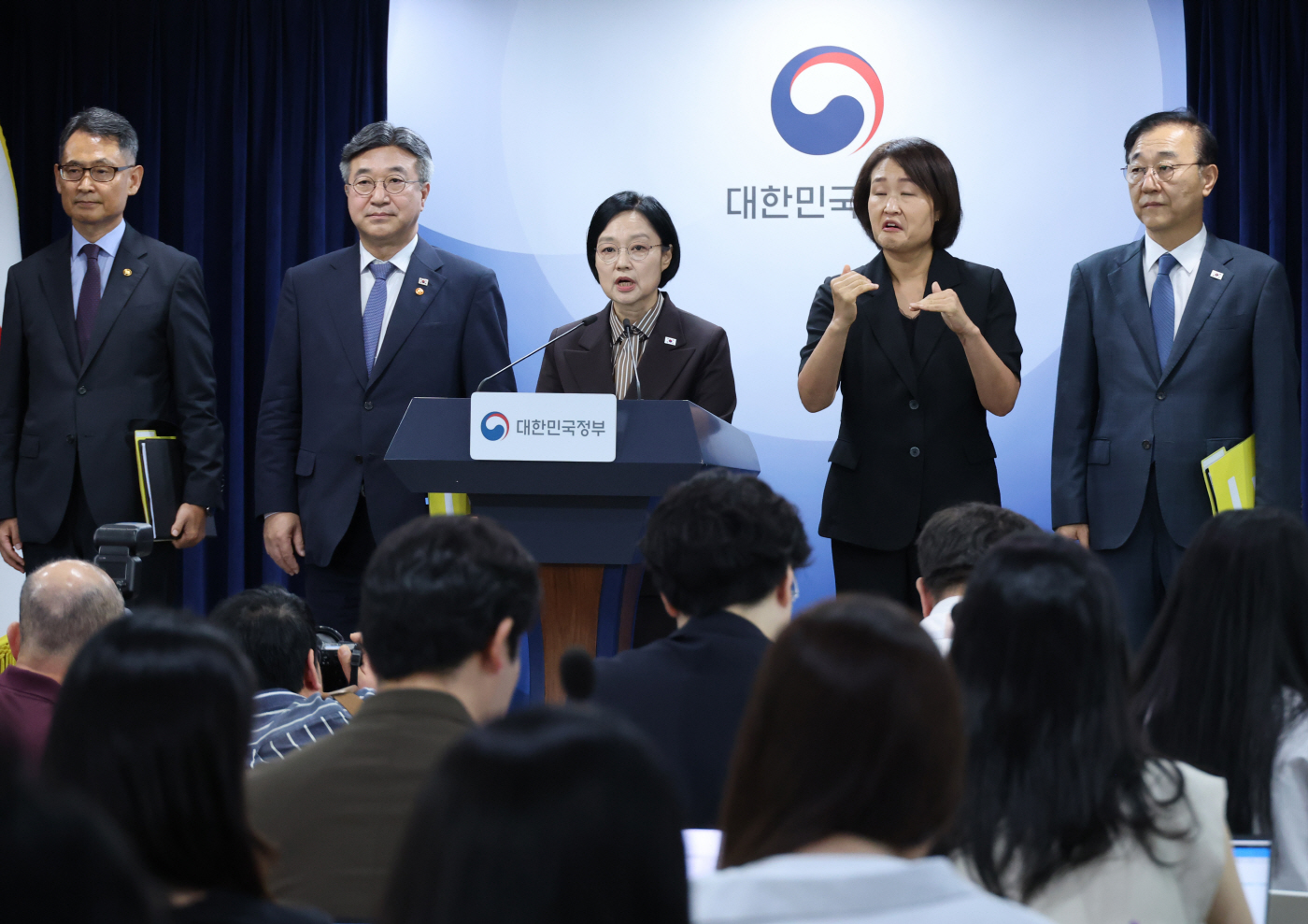 행정ㆍ공공기관 이전 발표하는 한성숙 국무총리<YONHAP NO-4278>