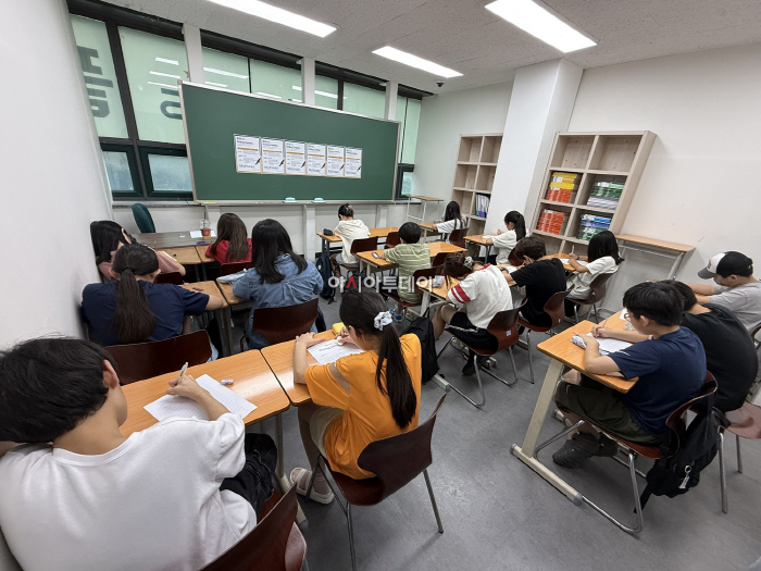 [교원_사진자료] 2026 영어 글쓰기 콘테스트 현장에서 학생들이 시험을 치르고 있다.