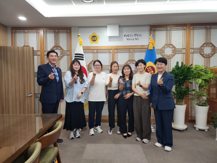 260903_엄교섭 부위원장, 특수교육 학부모와 재회… “약속 지켰다, 용인초 특수학급 증설 확정”
