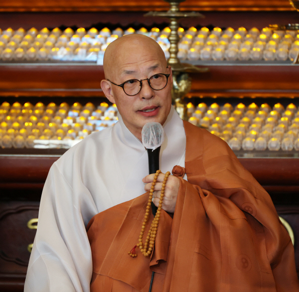 인사말하는 진우스님