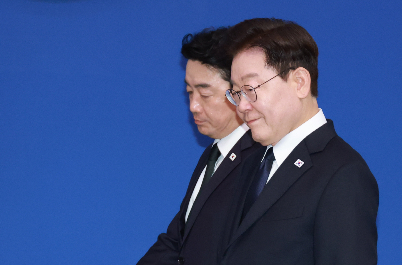 수석보좌관회의 입장하는 이재명 대통령