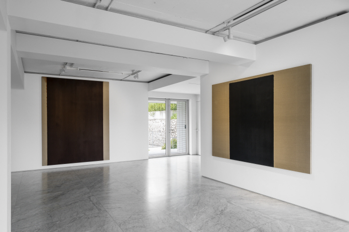 6. Installation view of reimagine Yun Hyong-keun at PKM & PKM+. Courtesy of PKM Gallery