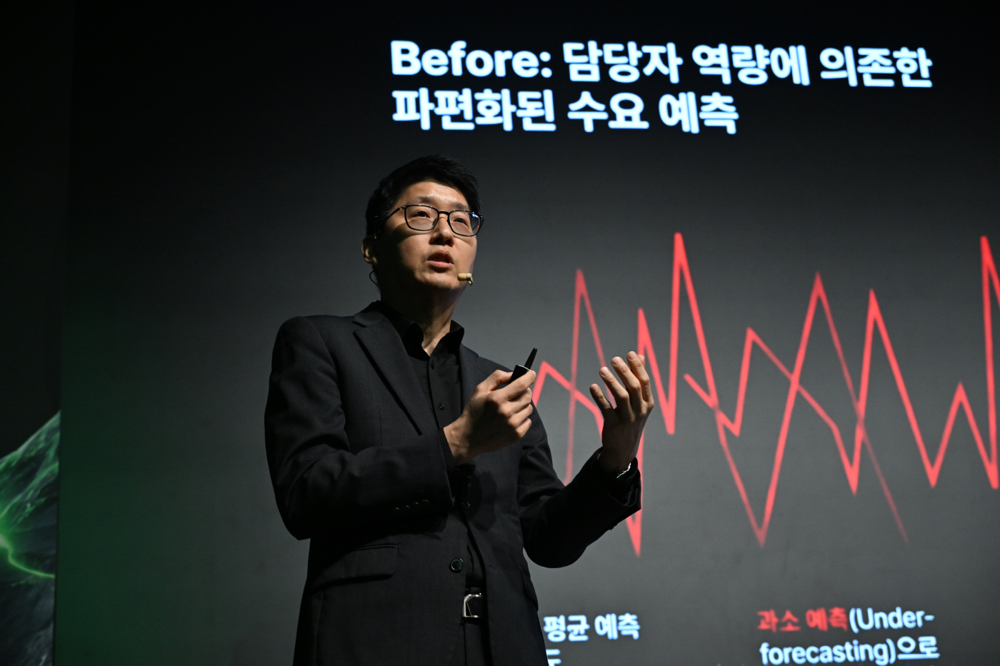 [사진자료] 김성진 한국앤컴퍼니㈜ 디지털전략실 전무(CDO&CIO)가 3일 서울 강남구 웨스틴 서울 파르나스에서 열린 산업 AI 컨퍼런스 ‘어텐션 2026’ 그랜드 키노트 세션에서 발표하는 모습