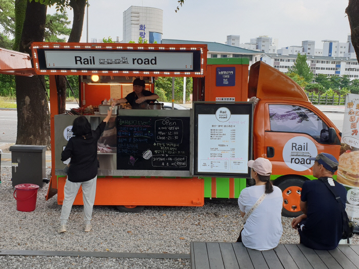 4. 시민들이 노원 청년가게 13호점을 이용하고 있다.
