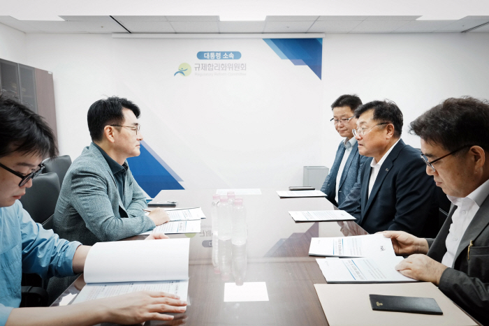 박관열 광주시장 규제합리화 위원회 박용진 부위원장 만나 50년 중첩규제 족쇄 풀어야