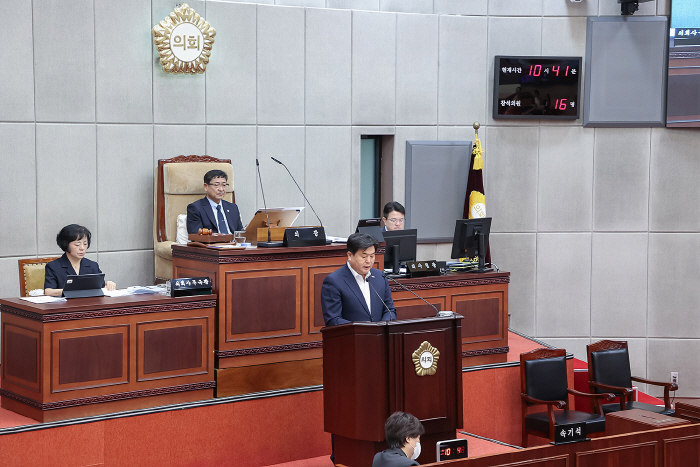 수시보도 4일 제338회 시흥시의회 제1차 정례회가 열린 가운데 임병택 시흥시장이 시흥시 재정 상황을 보고하고 있다 (2)