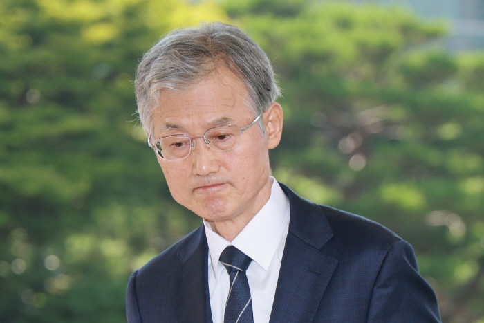 출근하는 조희대 대법원장