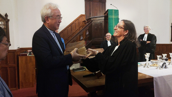 엠마뉘엘 세이볼트(Emmanuelle Seyboldt) 프랑스연합개신교회 전 총회장이 손달익 한국기독교역사문화관 이사에게 유물을 전달하고 있다.