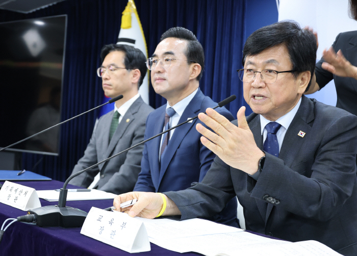 답변하는 최교진 교육부 장관