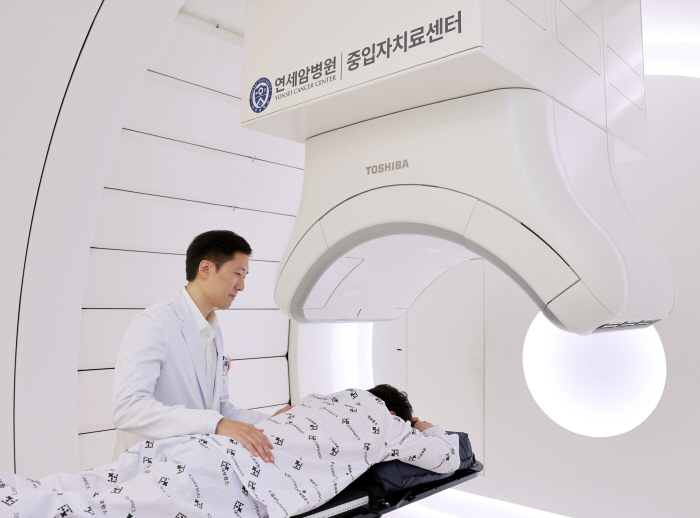 [사진] 김경환 교수가 중입자치료 세팅 중이다.