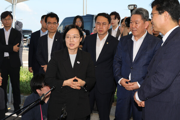 새만금 조성 현장 점검하는 한성숙 총리<YONHAP NO-4142>