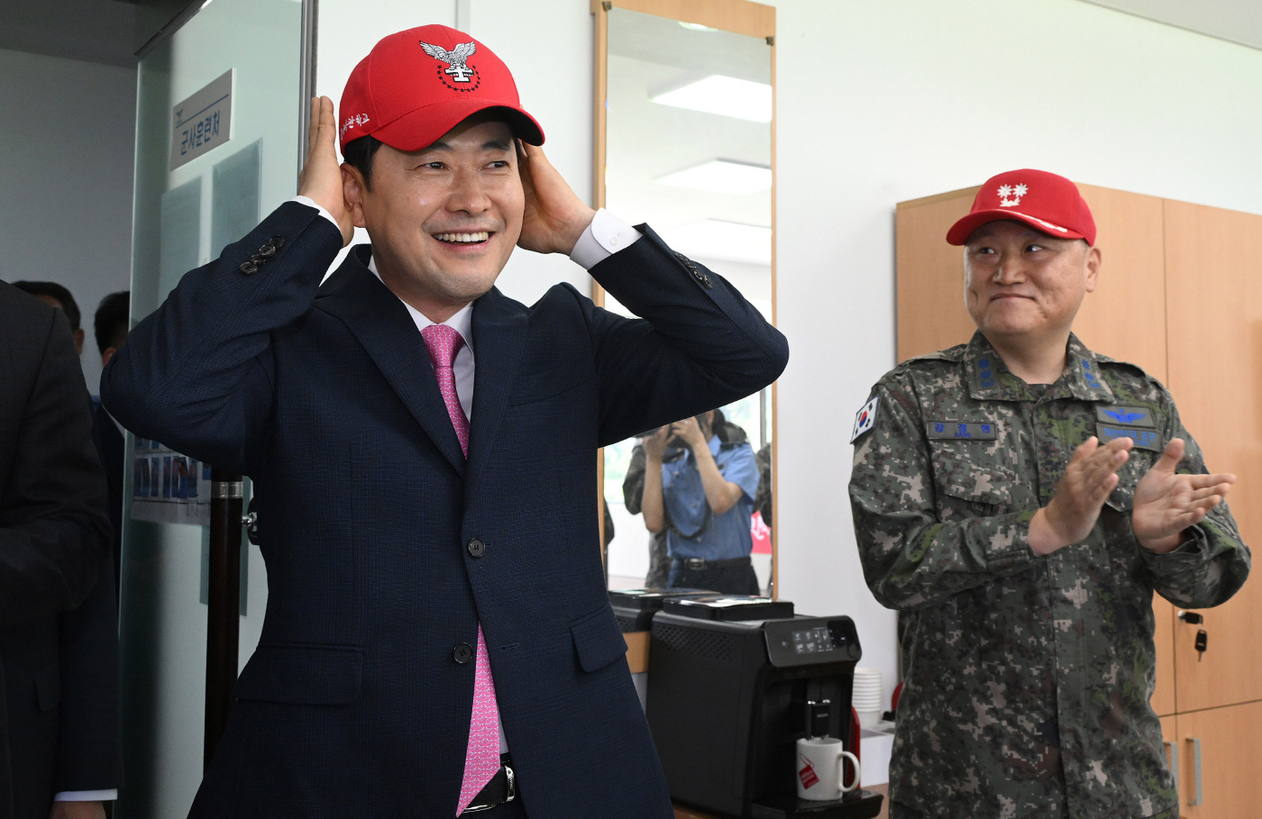 교관모 써보는 국민의힘 장동혁 대표<YONHAP NO-6778>