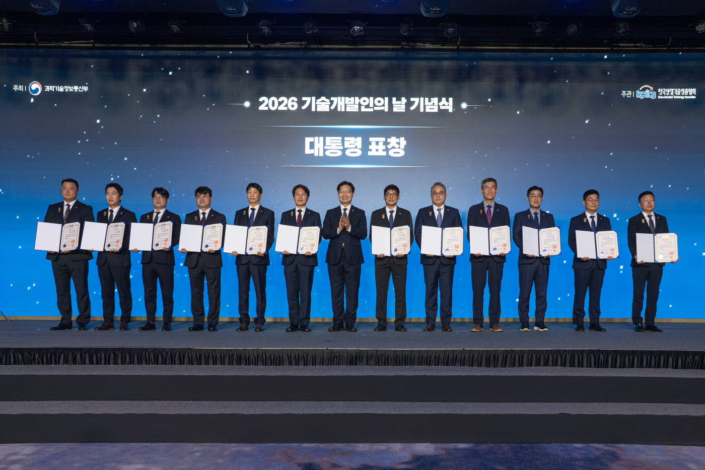 사진1. 금호석유화학 김재윤 수석연구원(좌측에서 다섯번째)이 기념사진을 촬영하고 있다