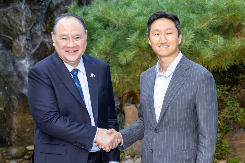 사진. 지난 7일(월) HD현대 정기선 회장과 길베르토 테오도로 주니어 필리핀 국방장관이 만나 기념사진을 촬영하고 있다. (사진 오른쪽 HD현대 정기선 회장)