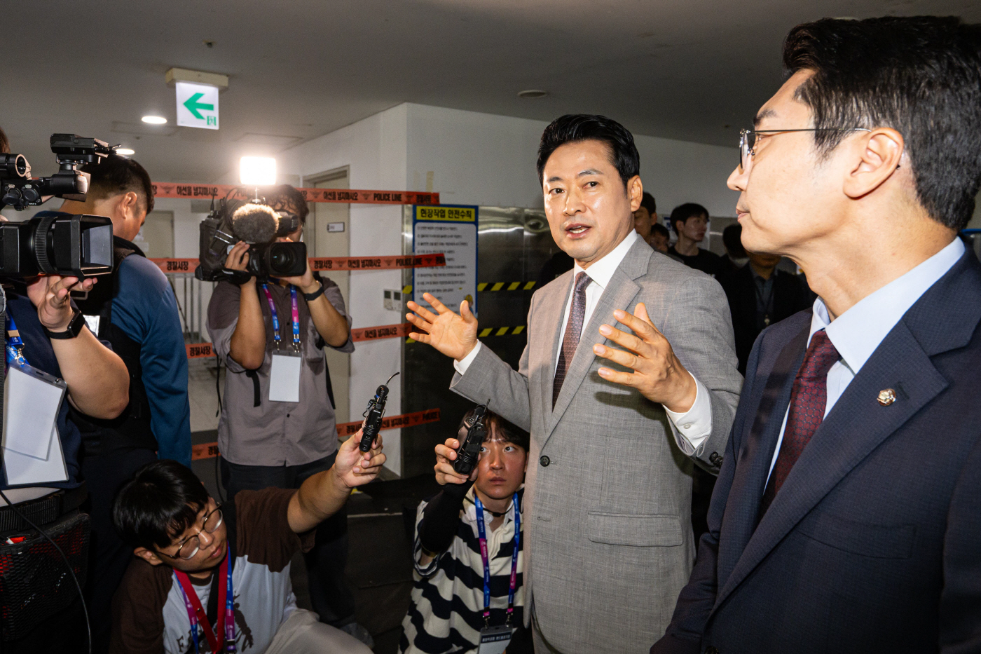 선거 관련 용품 보관 장소 살펴보는 장동혁 대표<YONHAP NO-3575>