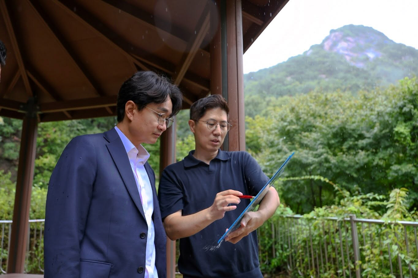 [노원구 참고사진04] 지난 8월 31일 서준오 노원구청장이 불암산 힐링타운을 방문해 시설 점검과 함께 화장실 설치 민원에 대한 현장 여건을 살펴보고 있는 모습