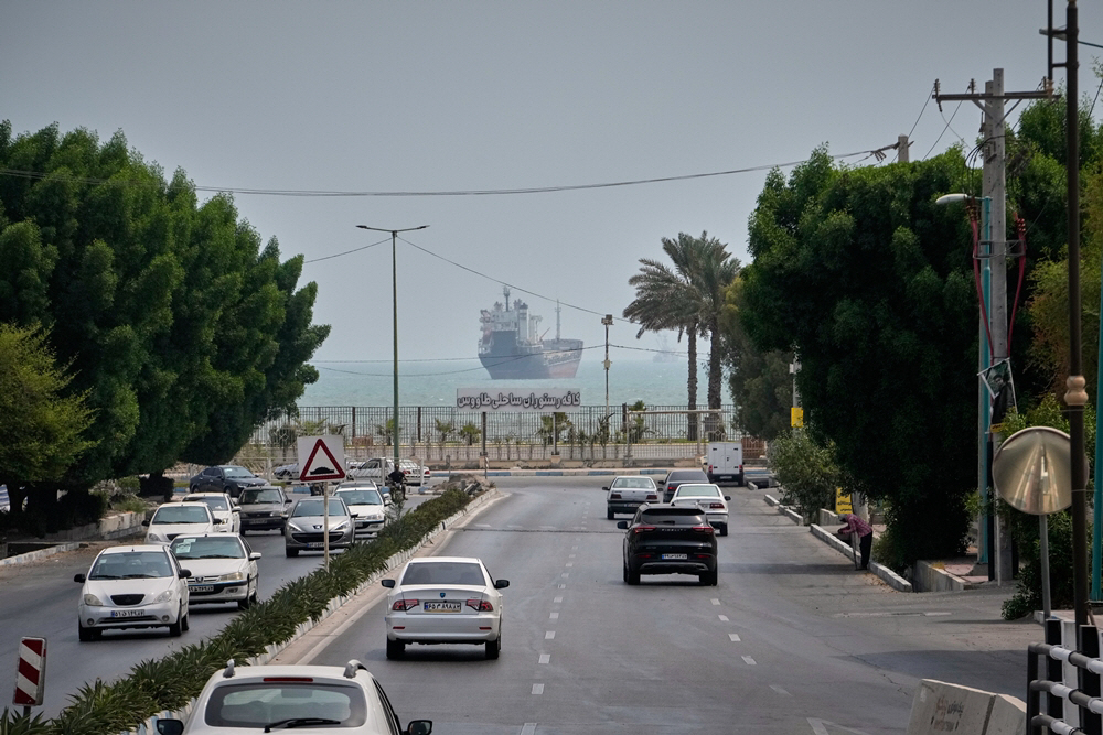 Iran War Strait of H... <YONHAP NO-0293> (AP Photo/Vahid Salemi)